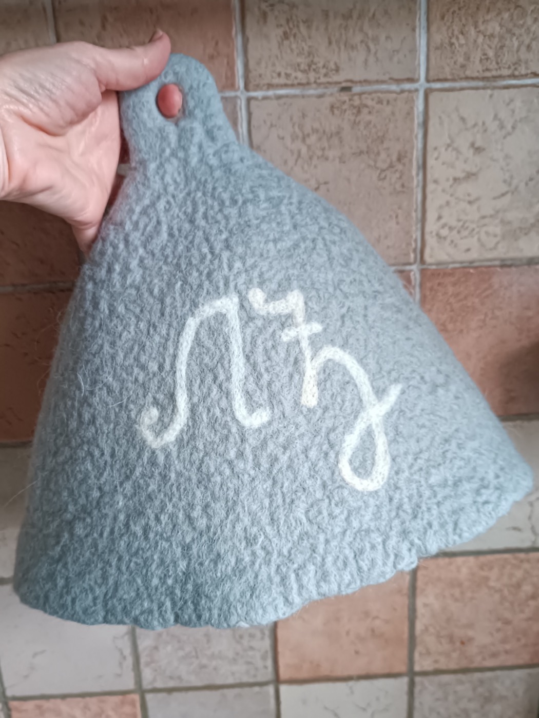 Woolkica — siva filc kapa za saunu sa monogramom