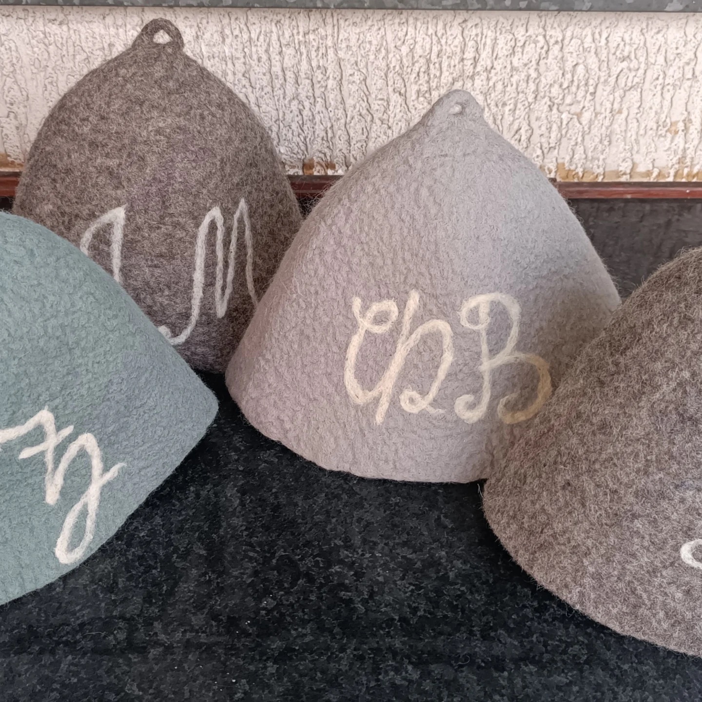 Woolkica — kolekcija kapa sa monogramima